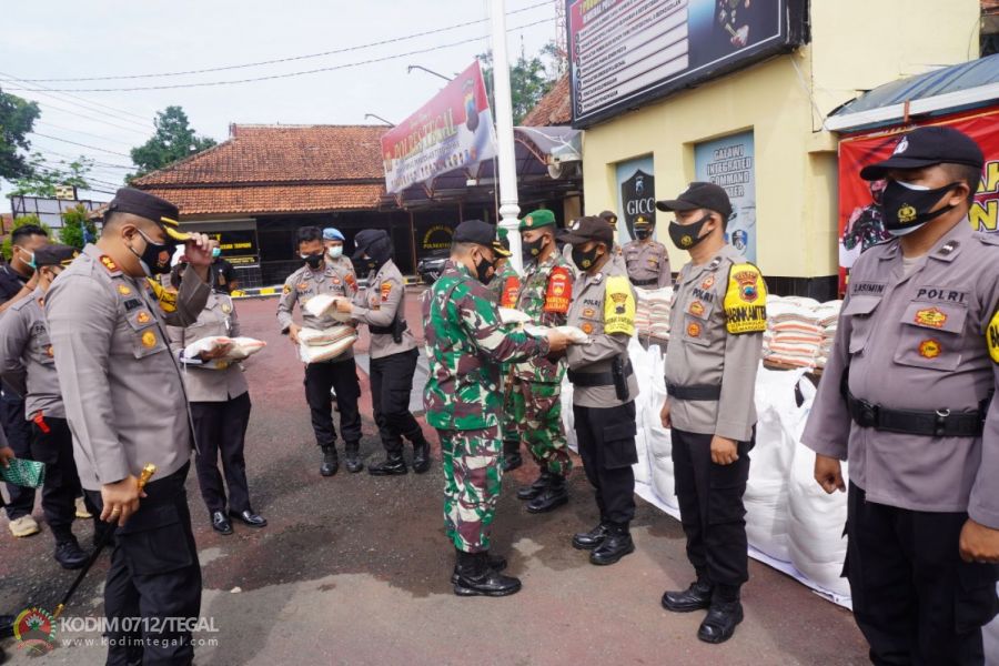 Dandim & Kapolres Tegal Berikan Bantuan Beras Kepada Warga Kabupaten Tegal Yang Terdampak Covid-19