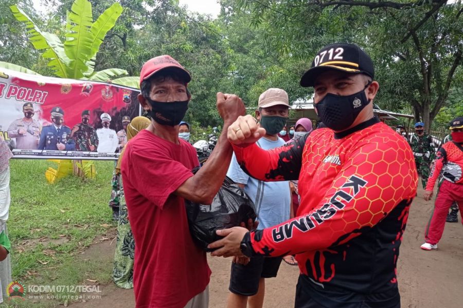 Peringati Hari Juang Kartika ke 76, TNI Polri Bagikan Sembako