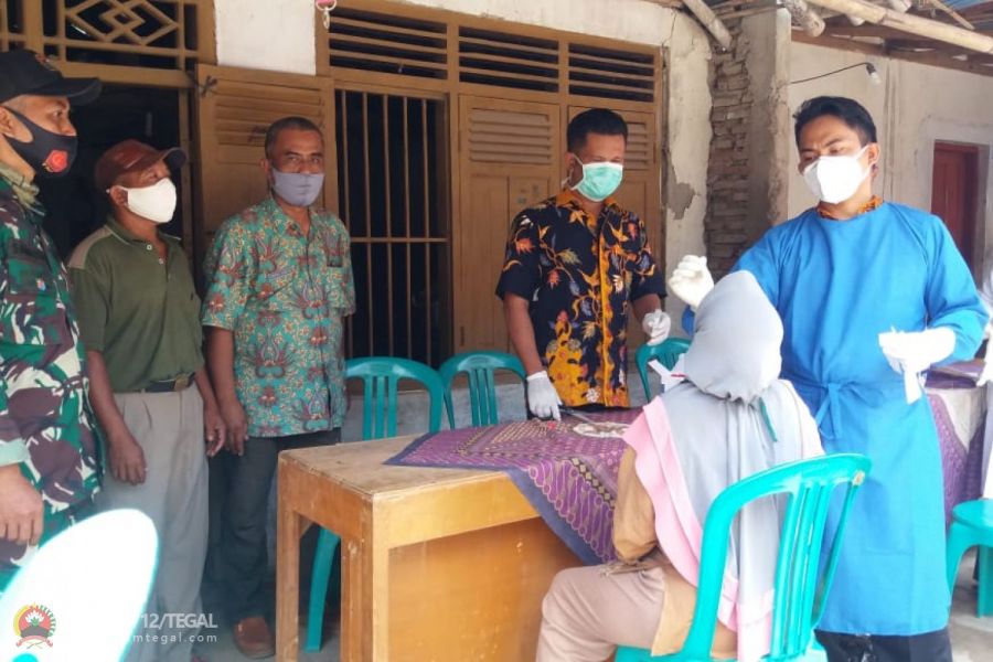 Koptu Samudin Mengamankan Kegiatan Swab Warga Desa Binaanya.