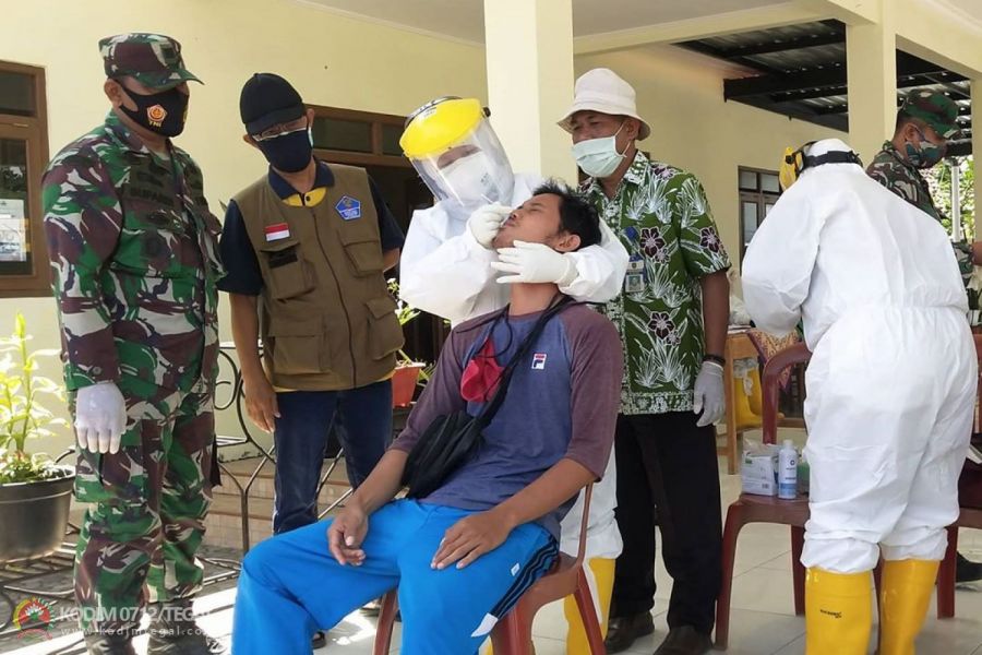 Danramil 11/Pangkah Mengawasi Swab Masal Di Desa Penusupan