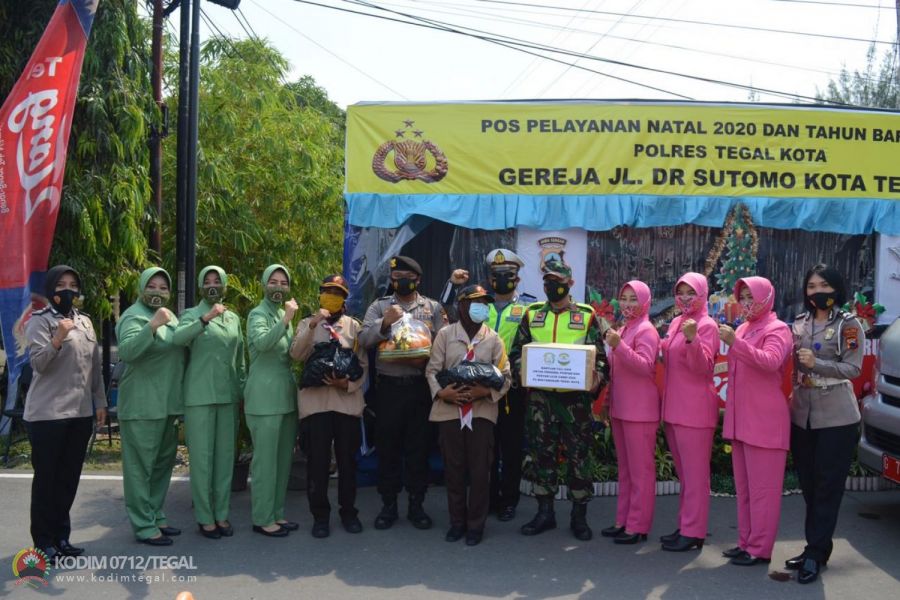 Ketua Persit KCK Beri Taliasih Kepada Petugas Pengamanan Natal & Tahun Baru