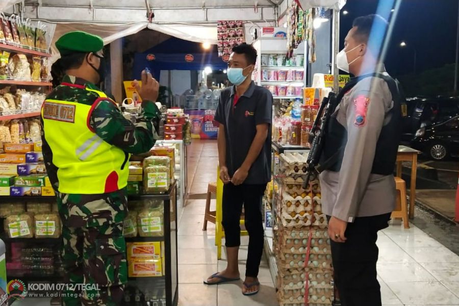 Satgas Covid-19 Kodim Tegal Terdibkan Masker Di Rest Area 294 Kertasari