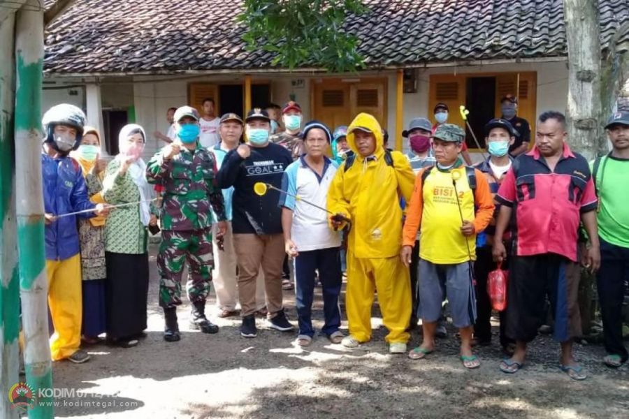 Babinsa Randusari Bantu Lakukan Penyemprotan Disinfektan