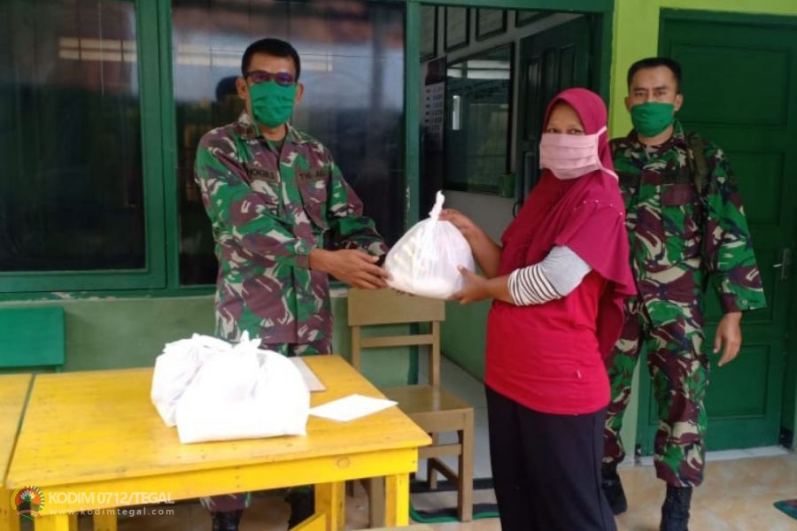 Koramil 14/Slawi Bagikan Sembako Untuk Warga,Dampak Covid-19