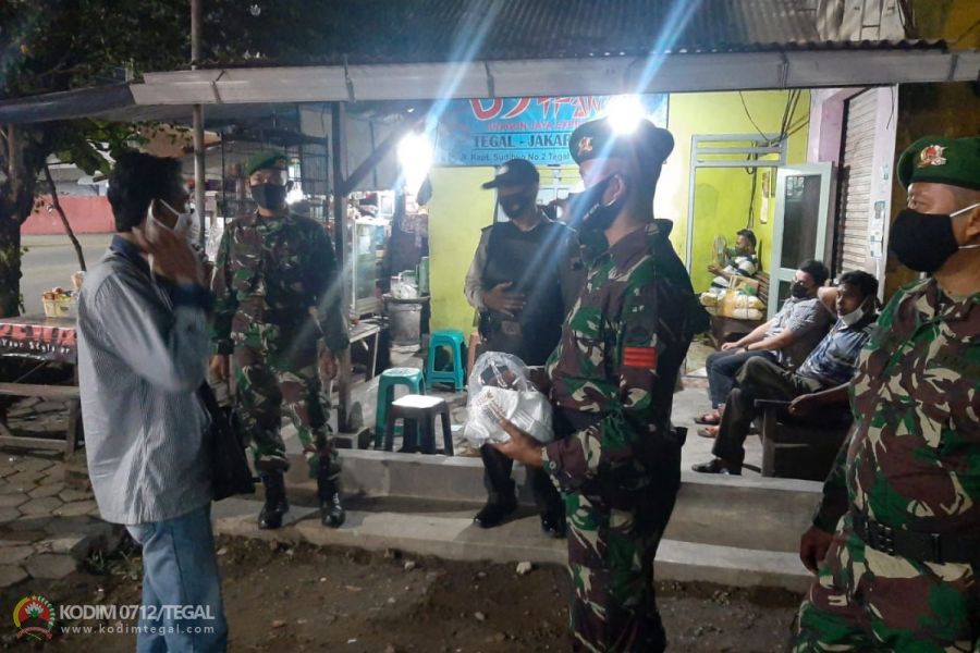 Gencarkan Patroli Yustisi dan Sosialisasi PPKM Mikro, Babinsa Koramil Tegal Barat Tekan Covid 19