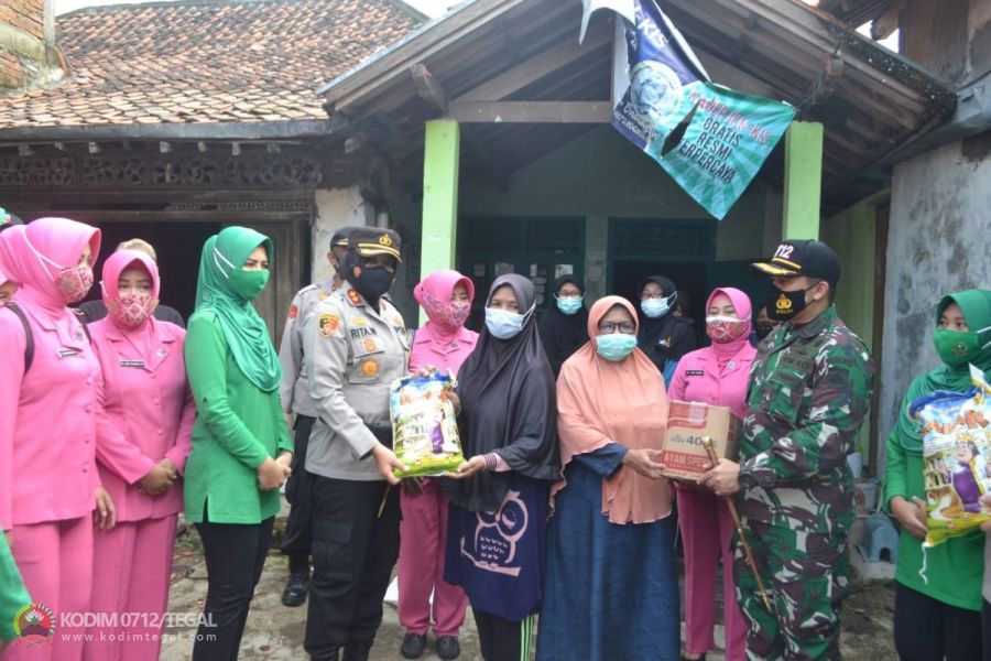 Angin Puting Beliung Menerjang Puluhan Rumah di Kota Tegal
