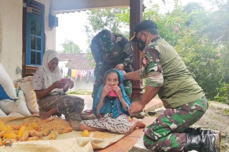 Mbah Tarmuki Dapat Masker dari Danramil Pangkah