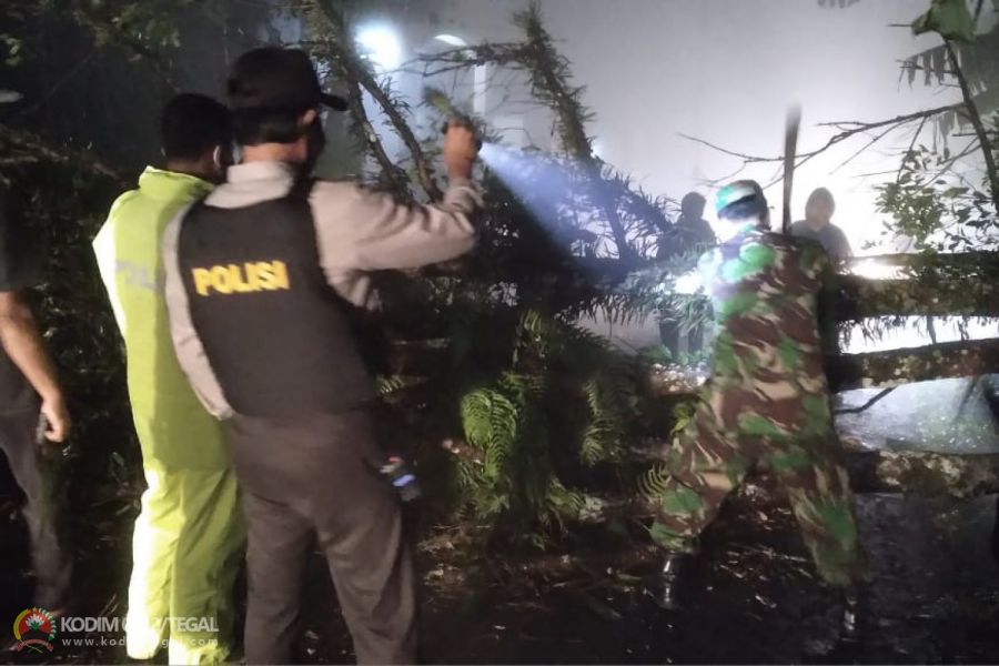 Babinsa dan Relawan Sigap Atasi Bencana Alam