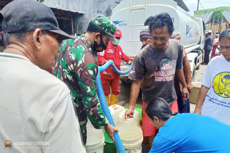 Babinsa Peduli Wilayah, Koramil 10/Dukuhturi Kodim 0712/Tegal  Bantu Droping Air Bersih