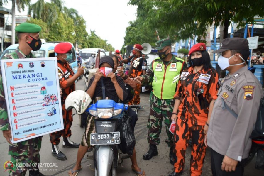Cegah Covid-19, Kodim Tegal bersama Pemuda Pancasila Bagi Masker