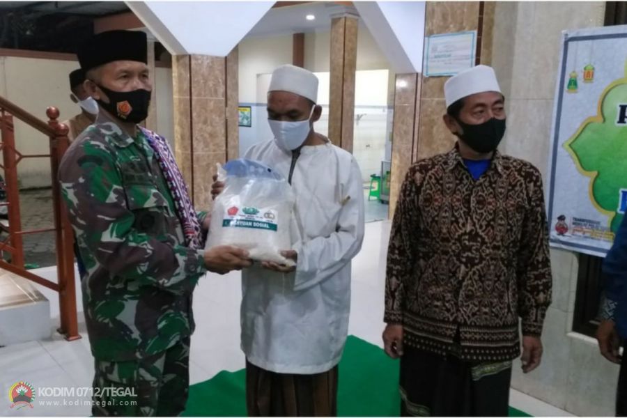 Wujudkan Babinsa Peduli Wilayah, Koramil 21/Tegal Selatan Gelar Pengamanan Sholat Tarawih 1442 H