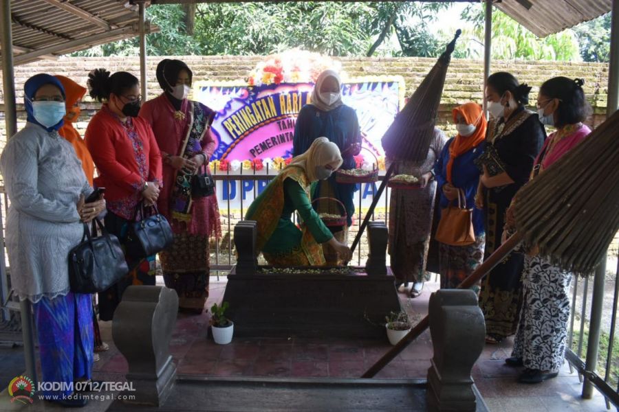 Ketua Persit Tegal Bersama Ketua PKK Kota Tegal Gelar Ziarah ke Makam RA Kardinah