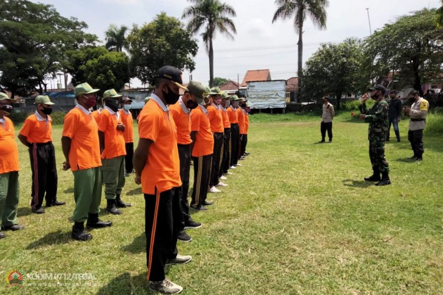 Bantu Pembinaan Linmas, Babinsa Koramil 14/Slawi Latih PBB