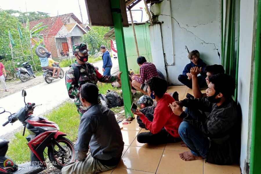 Babinsa Peduli Wilayah Kembali Sosialisasi Prokes dan Vaksinasi Kepada Warga