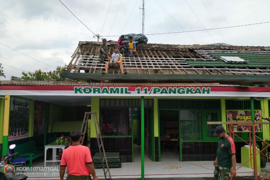Peduli Pangkalan Kantor, Anggota Koramil 11/Pangkah Lakukan Pemeliharaan Kantor