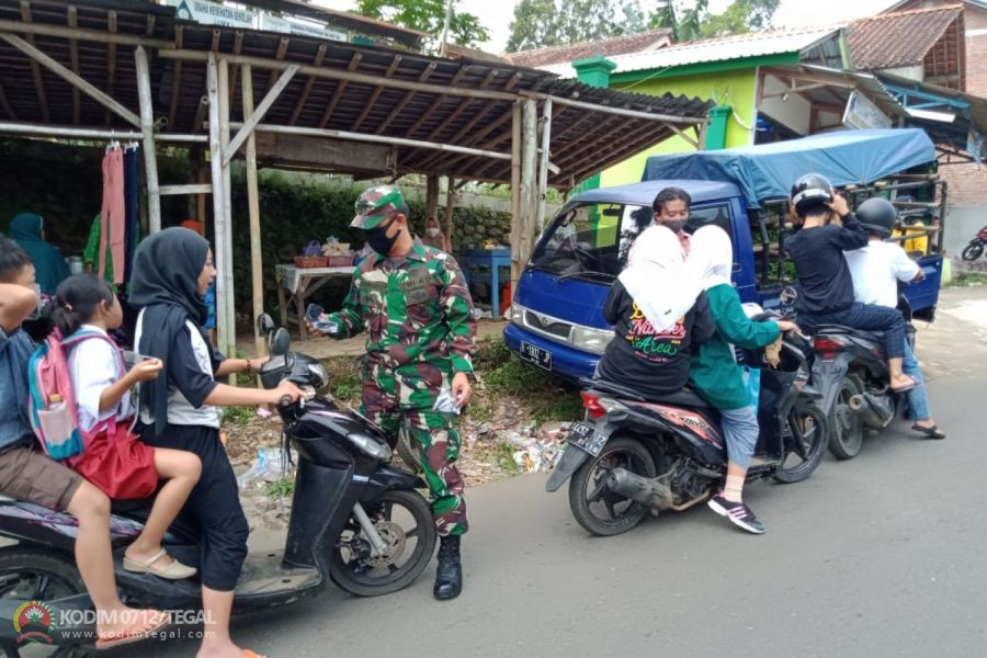 Anggota TNI-POLRI ini Tak Bosan Ajak Warga Taati Prokes