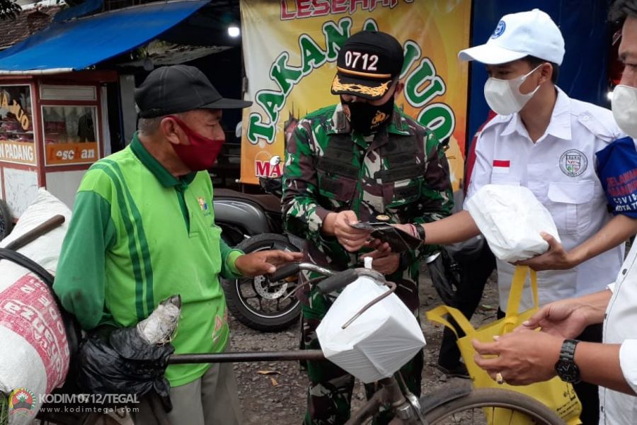 Dandim Tegal Turun Langsung Ke Jalan Bagikan Takjil Gratis Dan Masker