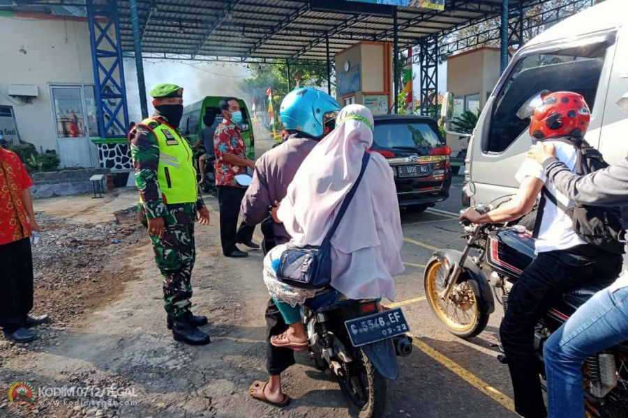 Babinsa  Koramil 19/Bumijawa Kodim 0712/Tegal Dukung Operasi Ketupat 2021 di Wilayah OW