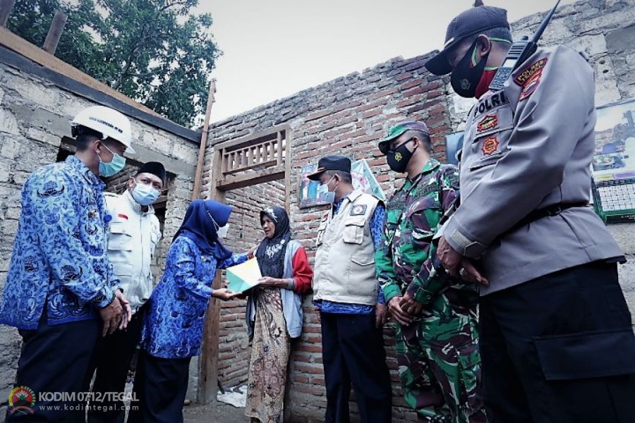 Korban Puting Beliung Buniwah Dapat Bantuan dari Bupati Tegal