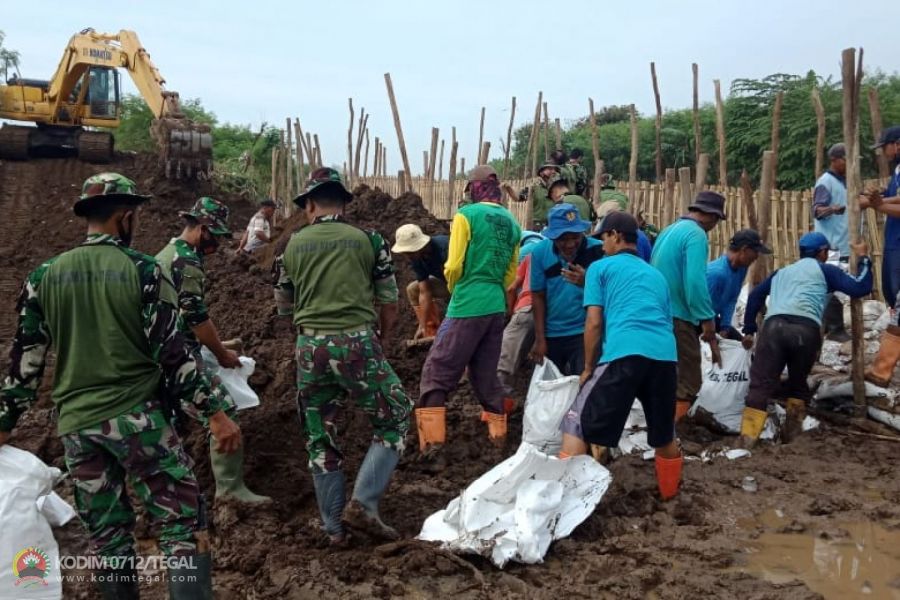 Babinsa Peduli Wilayah Kodim 0712/Tegal Karya Bakti Perbaiki Tanggul Sungai Gung.