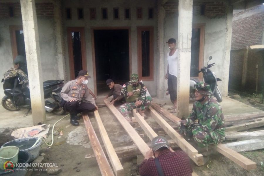 Bersama Masyarakat Kreman, Koramil Dan Polsek Bangun Rumah Warga Penyandang Disabilitas