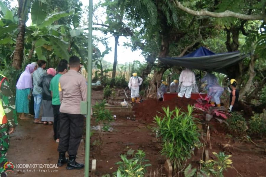 Tetap Dengan Protokol Kesehatan, Babinsa Pantau Pemakaman Warga Binaan