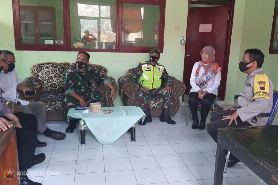 Terus Jalin Sinergitas Wilayah,Babinsa Koramil 14/Slawi Komsos dengan Warga