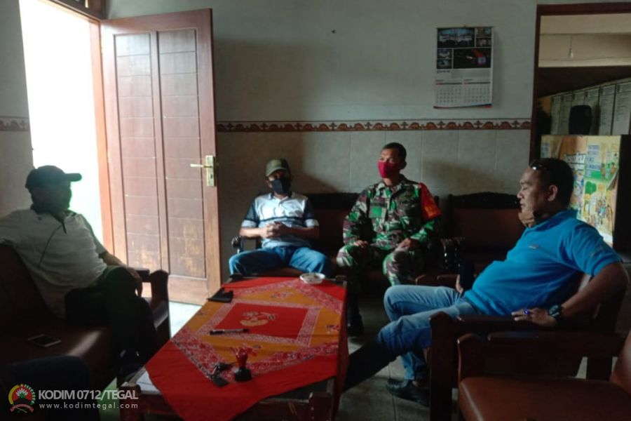Jalin Keakraban Dengan Warga, Babinsa Koramil 14/Slawi Komsos ke Wilayah Binaan
