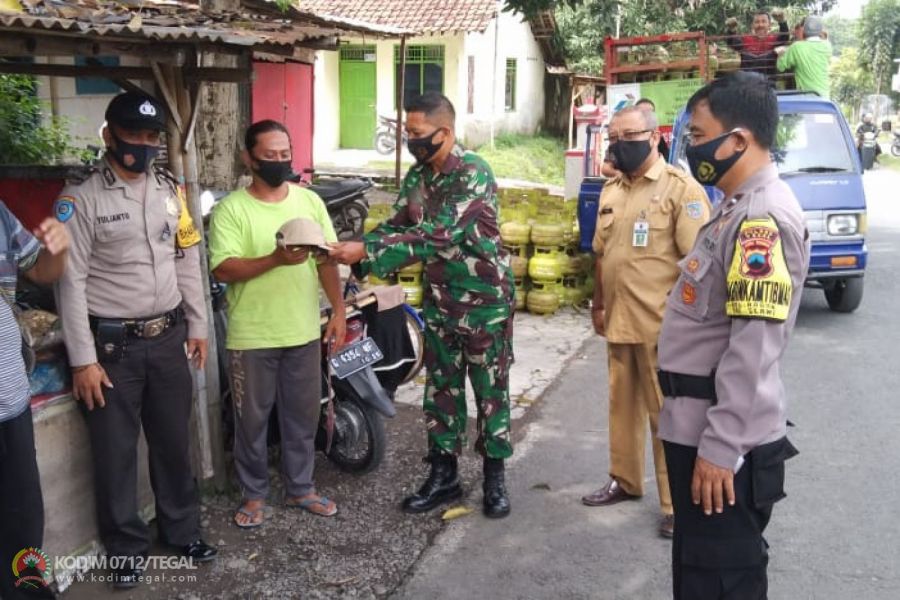 Wujud Sinergitas, Babinsa Bersama Bhabinkamtibmas Komsos Dengan Perangkat Desa Trayeman