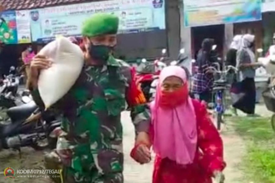 Kesigapan Babinsa Melihat Manula Membawa Beras Bantuan Provinsi