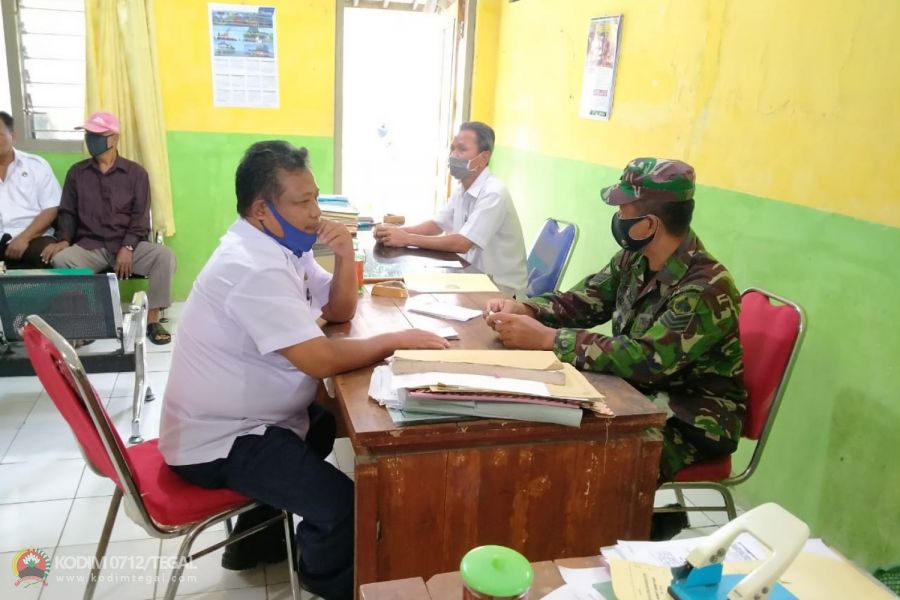 Babinsa Koramil 14/Slawi Komsos dengan perangkat Desa Dukuhwringin