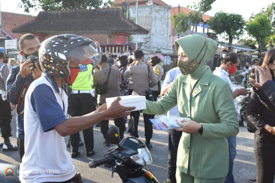Memperingati Hari Kartini, Srikandi Kota Tegal Turun Kejalan Gelar Bakti Sosial
