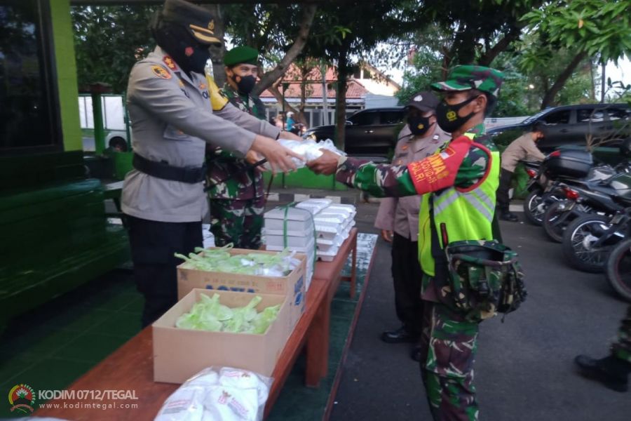 Serentak, Berkah Ramadhan Kodim 0712/Tegal Bagikan Nasi Kotak dan Masker