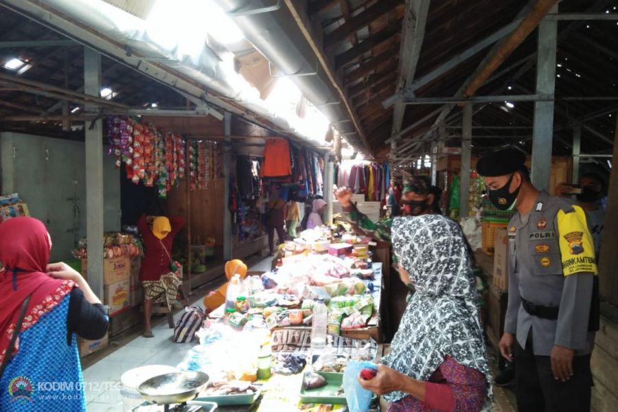 Tak Kenal Lelah Satgas Covid 19 Kecamatan Jatinegara berikan Edukasi Prokes di Pasar Tradisional