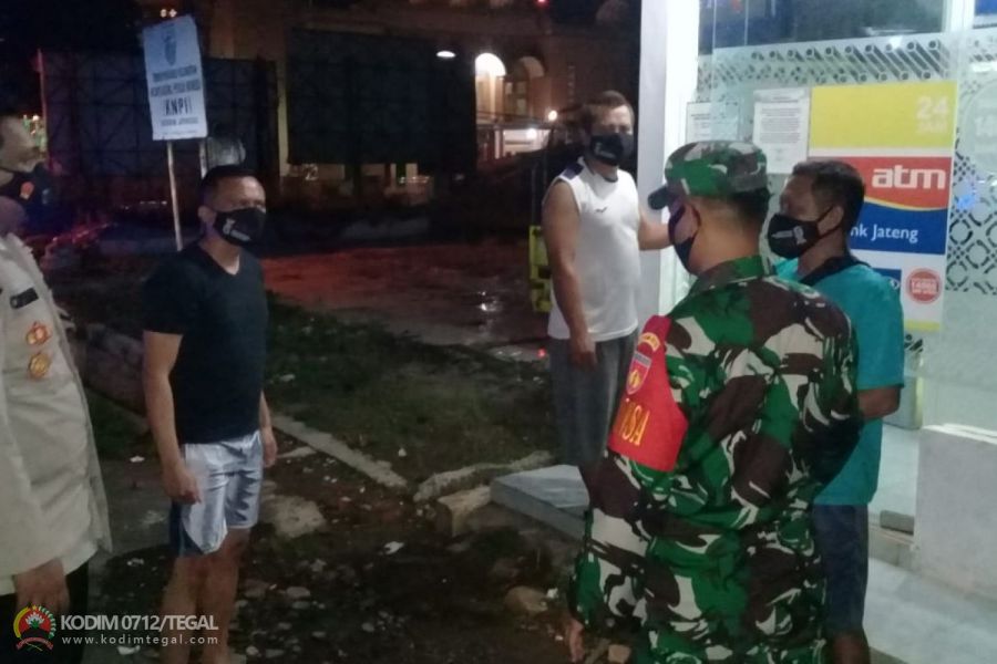 Nasabah ATM BRI Dapat Hadiah Masker Dari Babinsa