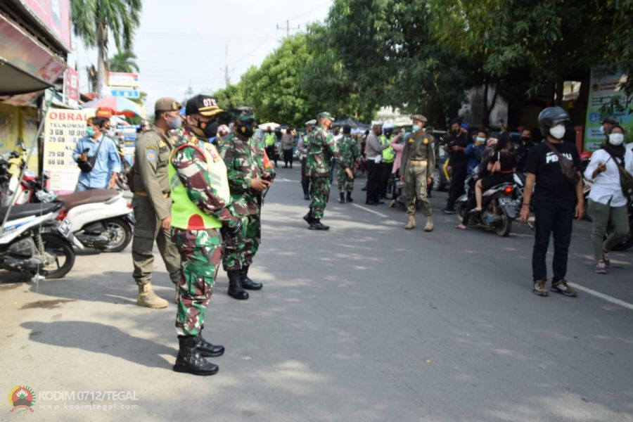Sinergitas TNI Polri, Lakukan Operasi Masker di Keramaian Alun-Alun Kota Tegal