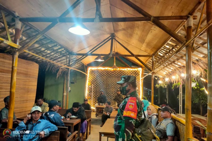 MELALUI KOMSOS DAN PATROLI, BABINSA KORAMIL 13/KEDUNGBANTENG KODIM 0712/TEGAL SOSIALISASIKAN PROKES