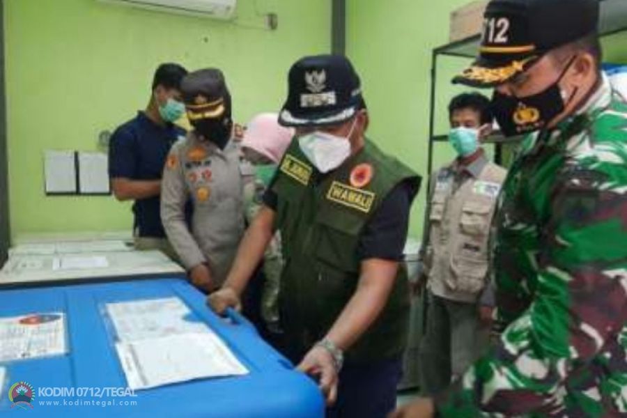 Personel TNI-Polri Bersenjata Lengkap Kawal Vaksin Covid-19 Hingga Disuntikkan