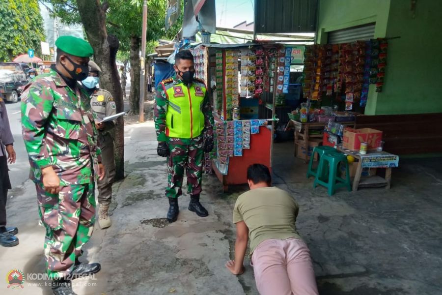 TNI Polri Plus Satpol PP Kota Tegal  Geruduk Pasar, Gelar Razia Protokol Kesehatan