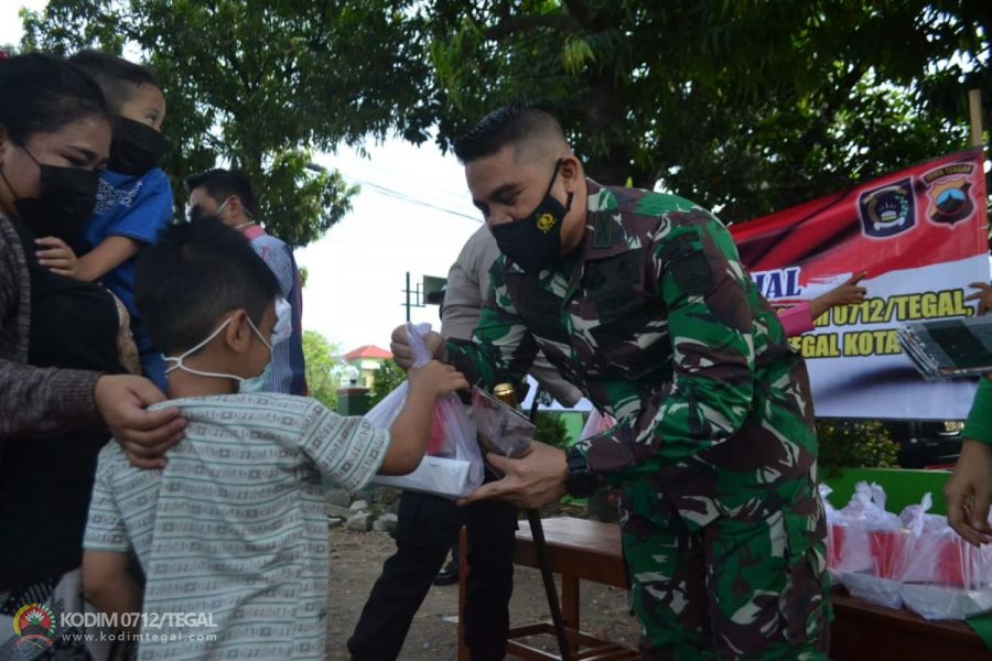 Dandim Tegal Bersama Ketua Persit Cabang XXII Tegal Bagi Takjil Untuk Masyarakat