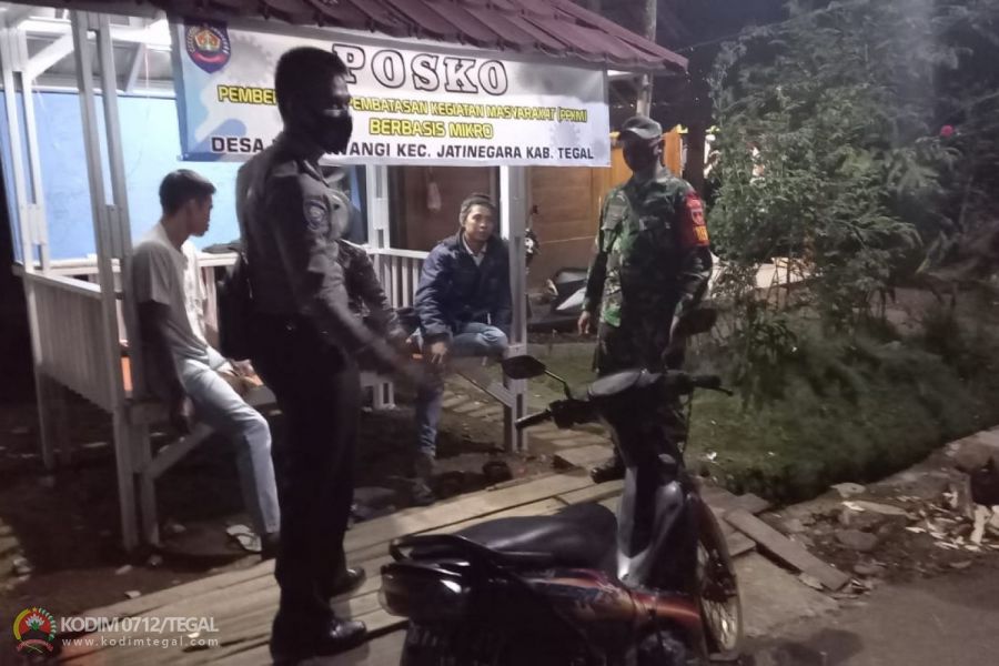 Sambangi Posko PPKM Mikro, Babinsa Dan Babinkamdibmas Jatinegara Melaksanakan Edukasi Prokes