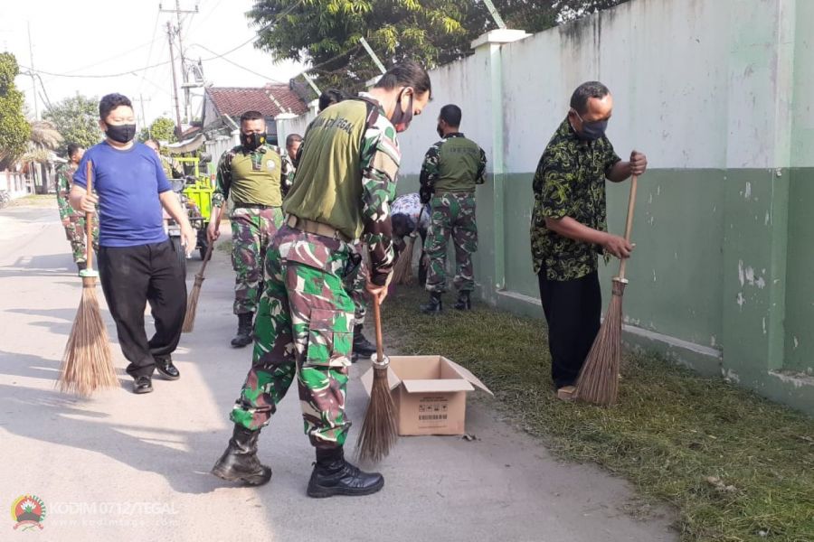 Jumat Bersih Menciptakan Suasana Kantor Indah dan Nyaman