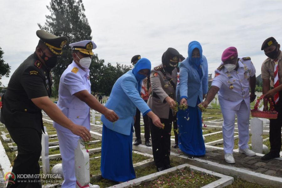 Peringatan Hari Dharma Samudera, Kasubdisbintalal Ziarah di Makam Pahlawan Kota Tegal