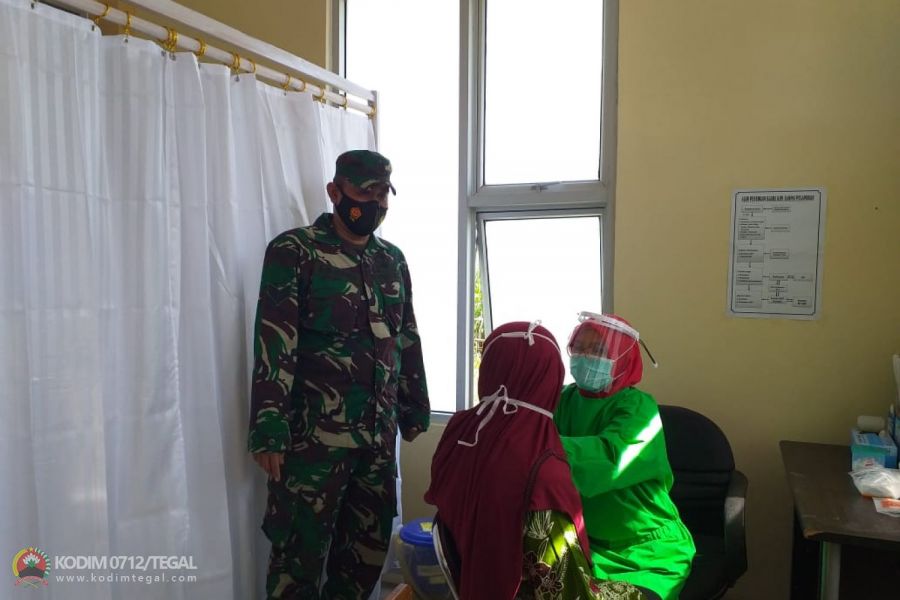 Babinsa Koramil Pangkah Dampingi Penyuntikan Vaksin Covid-19 kepada Nakes Puskesmas Pangkah