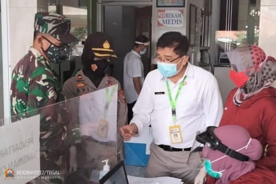 Petugas TNI-Polri Kawal Proses Vaksinasi di Puskesmas