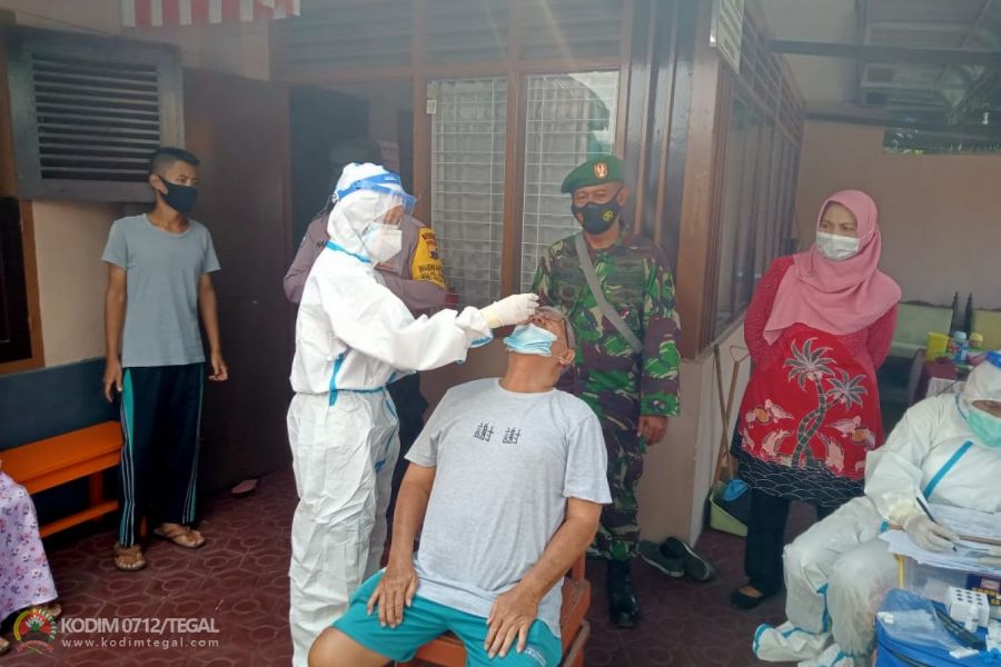 Babinsa Peduli Wilayah Kodim 0712/Tegal Dampingi Warga Panggung di Swab Tes Antigen