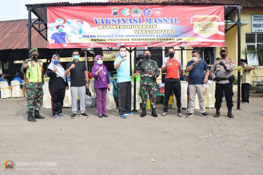Pedagang dan Pengunjung Pasar Trayeman Telah Di Vaksin