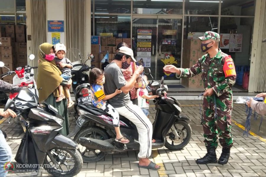 Sinergi TNI Polri Bagi Masker dan Edukasi 5M Kepada Masyarakat