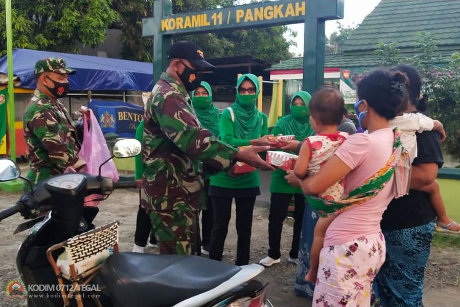 Koramil 11/Pangkah Kodim 0712/Tegal Peduli Ramadan Bagi 400 Nasi Kotak