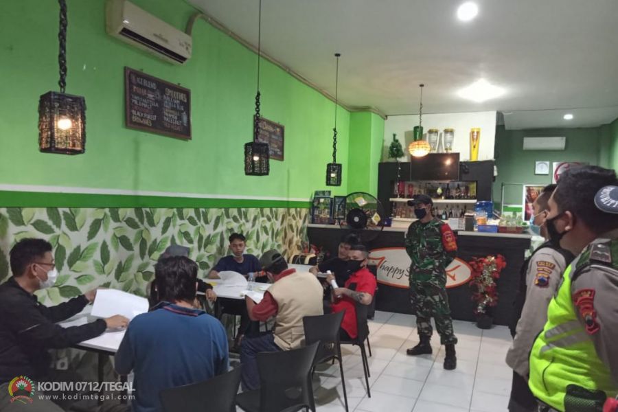 Babinsa Koramil Tegal Barat Bersama Satgas Covid 19 Memberikan Himbau Prokes dan Sosialisasi SE